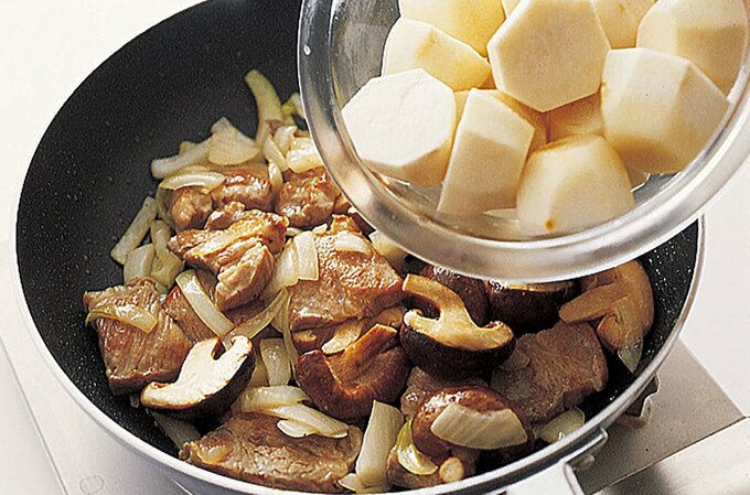 鍋にサトイモを入れる