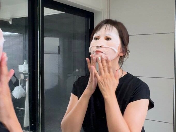 フェイスマスクを貼ったフネさん