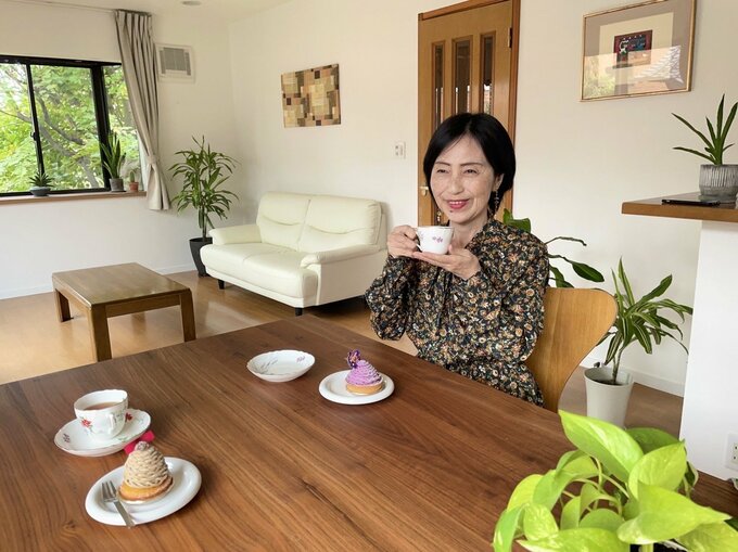 自宅で友人とお茶を楽しむライフさん