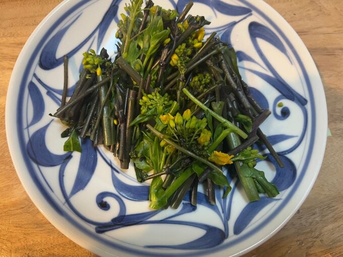 砥部焼の器に、紅菜苔の菜の花