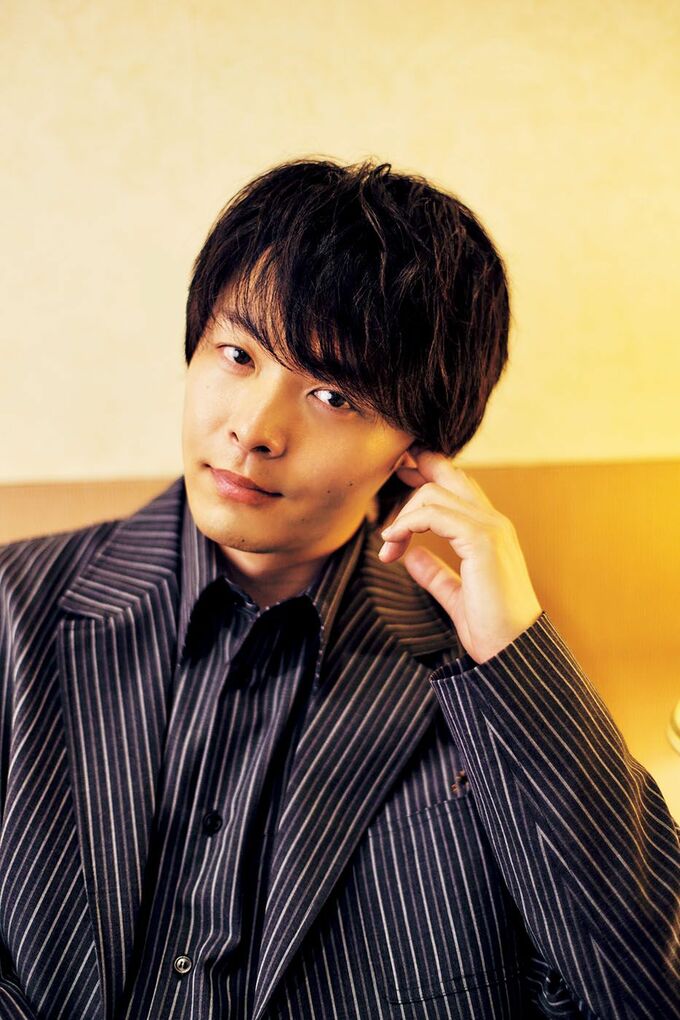 こちらを見つめる中村倫也さん