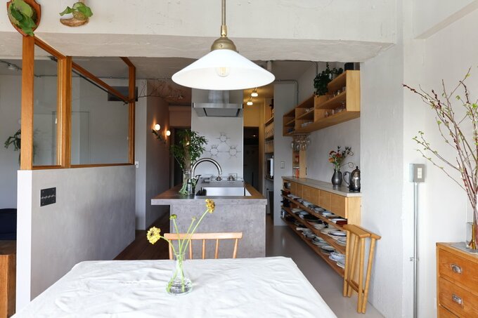 キッチンから玄関に抜ける通路