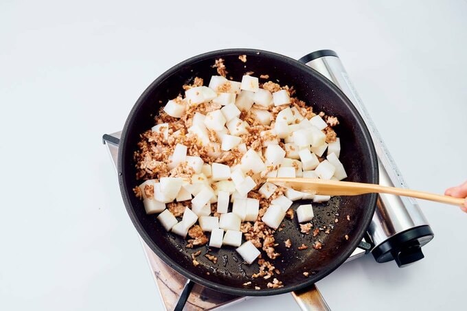 フライパンに大根とひき肉