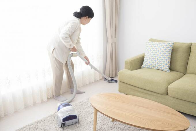 掃除をする女性