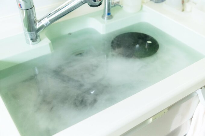 キッチンのシンクにお湯をためる