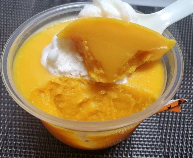 とろ生かぼちゃプリンをスプーンですくう