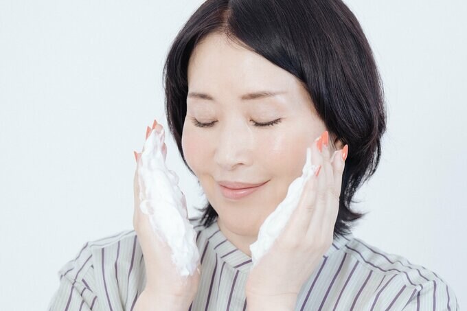 洗顔をする小林さん