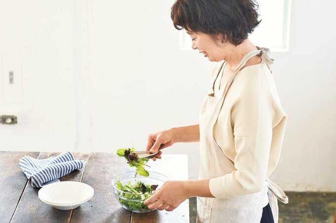 サラダを盛りつける女性