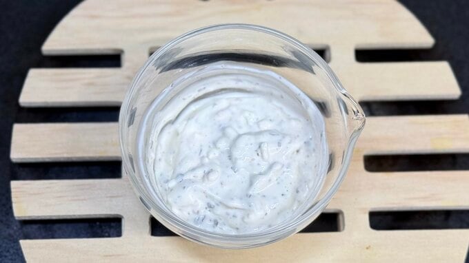 材料を器で混ぜたもの