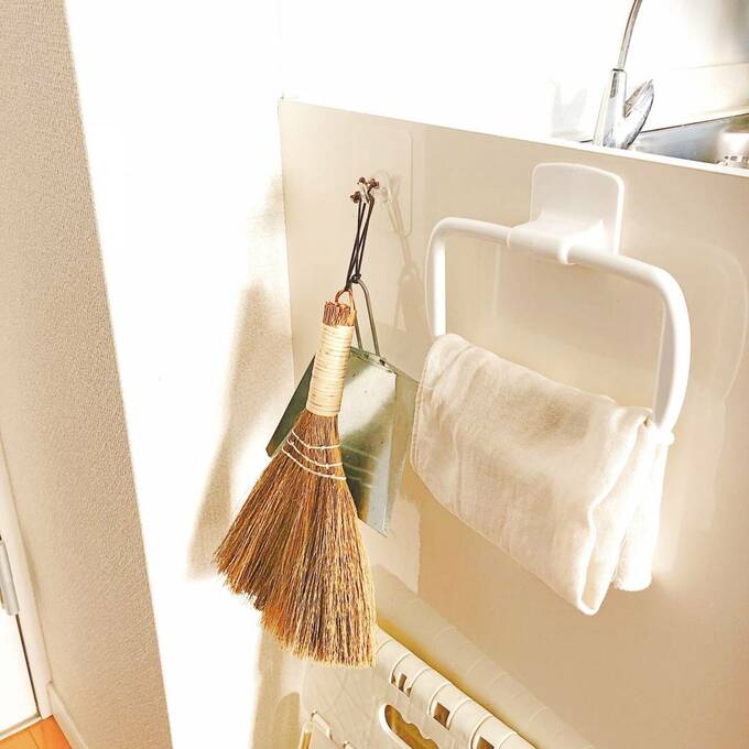 100円ショップで購入した小さなホウキとチリトリ