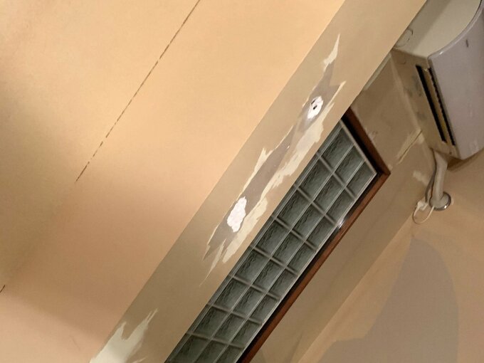 布製の壁紙をすべてはがした状態