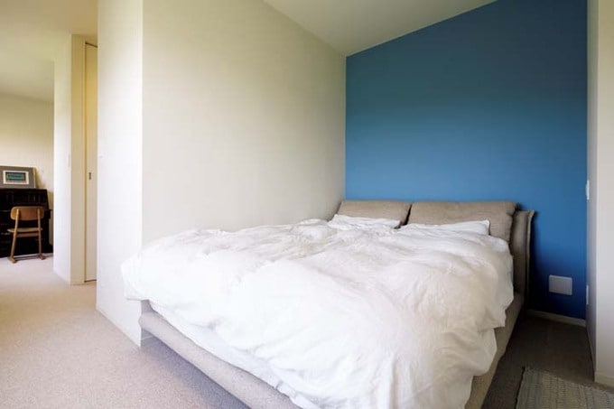 カーペット敷きで落ち着きを演出した寝室