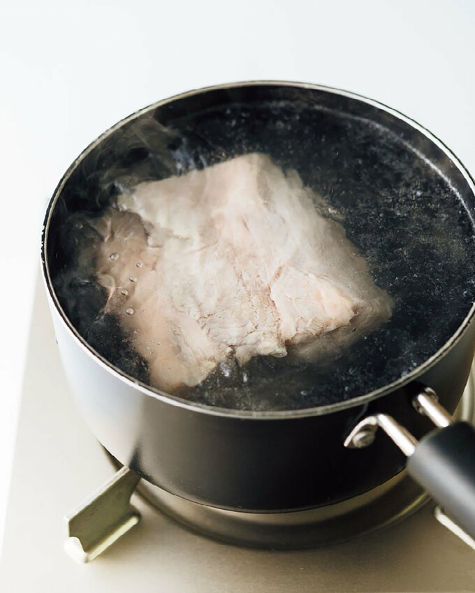 冷凍した塩豚を茹でている