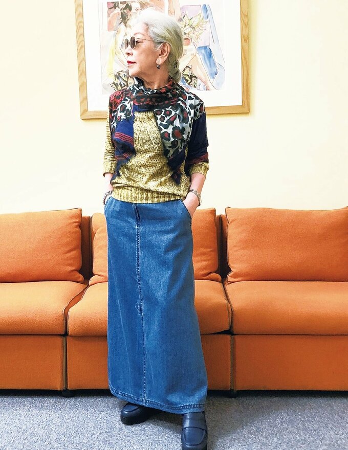 ヒョウ柄のスカーフを身につける鳥居さん