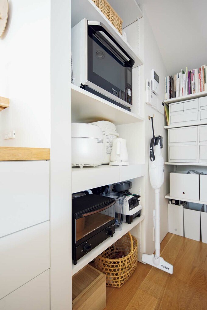 パントリーの前にある家電用の棚