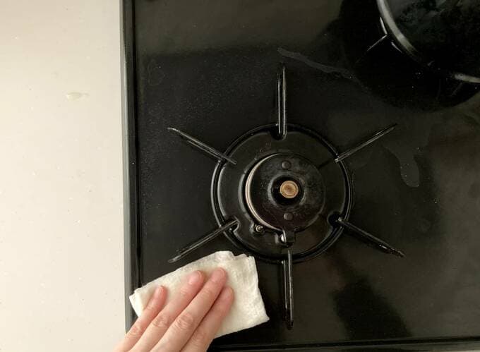 コンロをふく様子