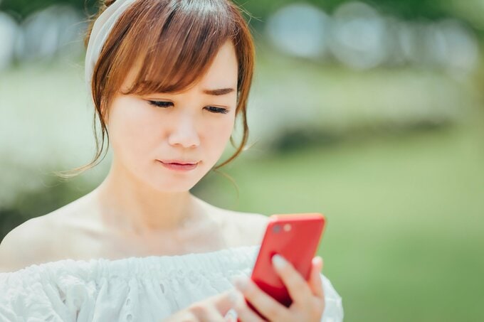 ネットを見る女性