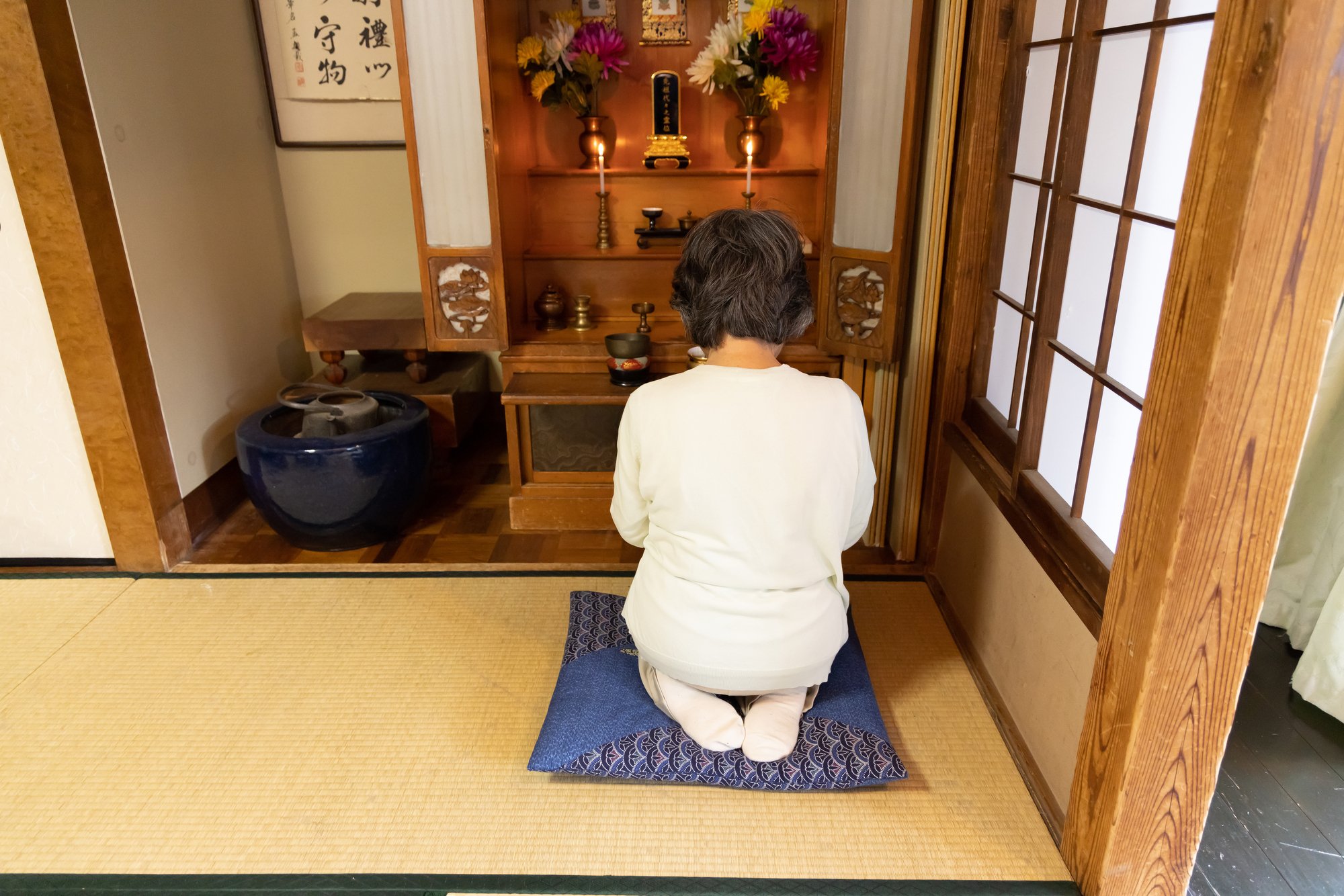 50代、義実家の大きな仏壇を処分。手続きやかかった費用のこと | ESSEonline(エッセ オンライン)
