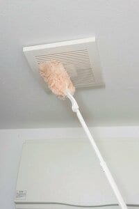 換気扇のフィルターのホコリを落とす