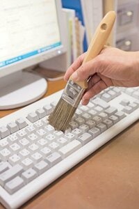 ＜パソコン　キーボード＞ホコリや食べカスが詰まりやすい　キーの間をブラッシング