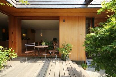 家づくりで人気のテラス、デッキ床と舗装床があるの知ってる？どちらを選べばよいか解説