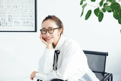 49歳、神崎恵さん「目の不調」はガマンしない。メイクがうまくのらないときに見直したいこと