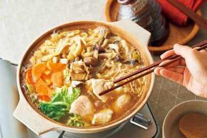 鶏胸肉がしっとりおいしい「具だくさんとろみ鍋」。半端食材も使いきれる＜1週間5000円献立・日曜日＞