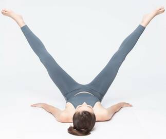 Youtubeで話題の「足パカ」。おなか引き締め、脚のむくみ防止