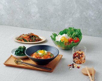 西友のPB食品でつくる「時短の食事」。炒めるだけ、盛りつけるだけ、ご飯にかけるだけで完成