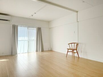 リビングにはイス1脚あればいい。親子3人ミニマリストの心地よい暮らし