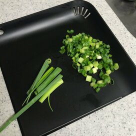 ダイソーの「多機能まな板」は、主婦考案でかゆいところに手が届く