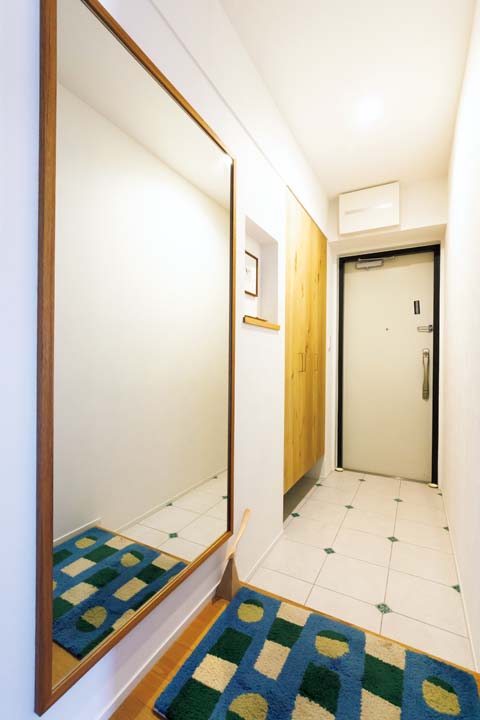 床をガラス入りのタイルで仕上げた玄関土間