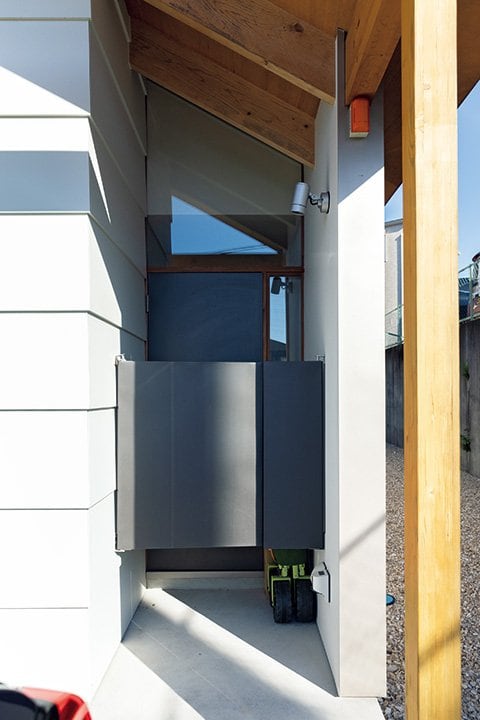 アトリエの隅にある荷物搬入用の通路