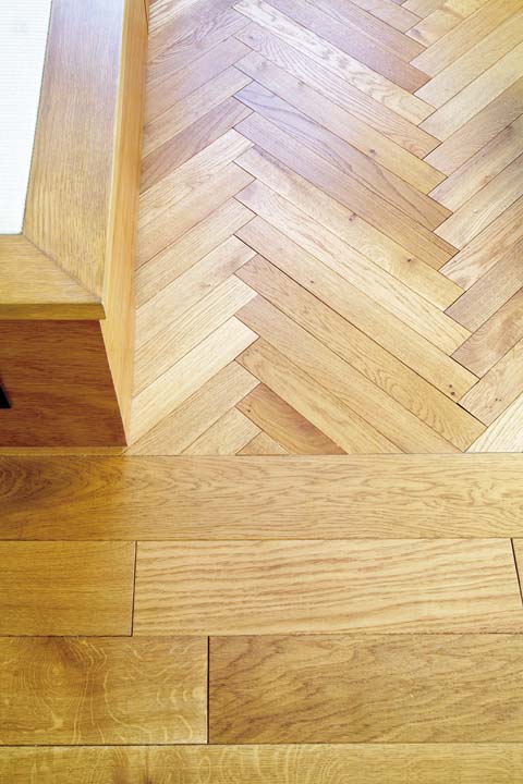 乱尺張りとヘリンボーン張りを組み合わせたリビングの床