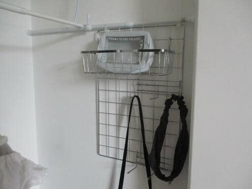 クロゼットの壁面は100均のワイヤーネットでスッキリ収納