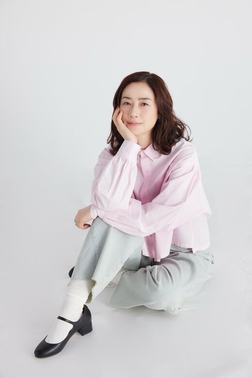 頬杖をつく原田知世さん