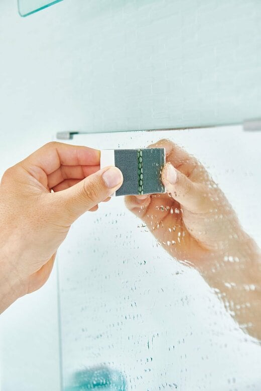 スポンジを持つ画像