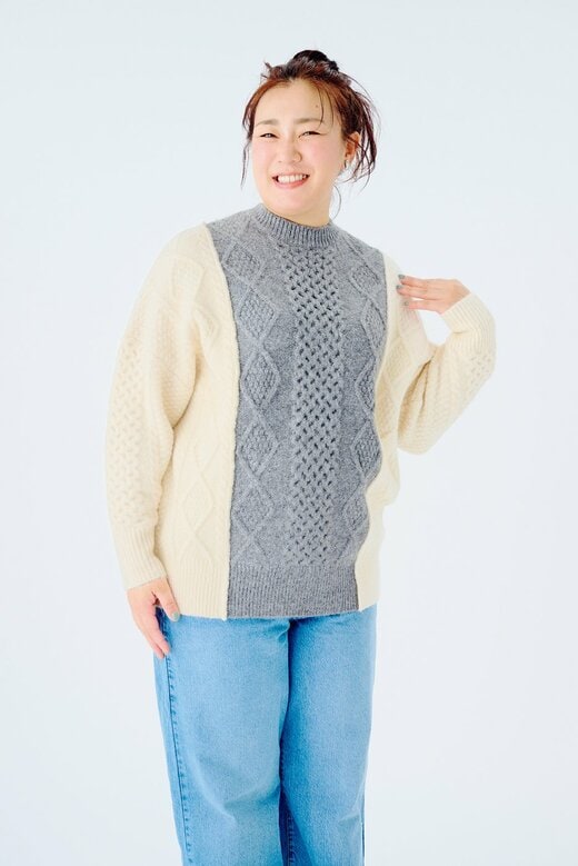 白とグレーのニットとデニムコーデの白鳥久美子さん