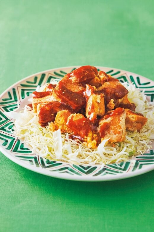 お皿に盛りつけられた厚揚げのみそダレかけ