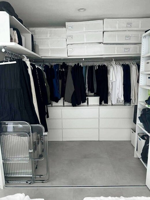 きれいに整理されたウォークインクローゼットの収納空間