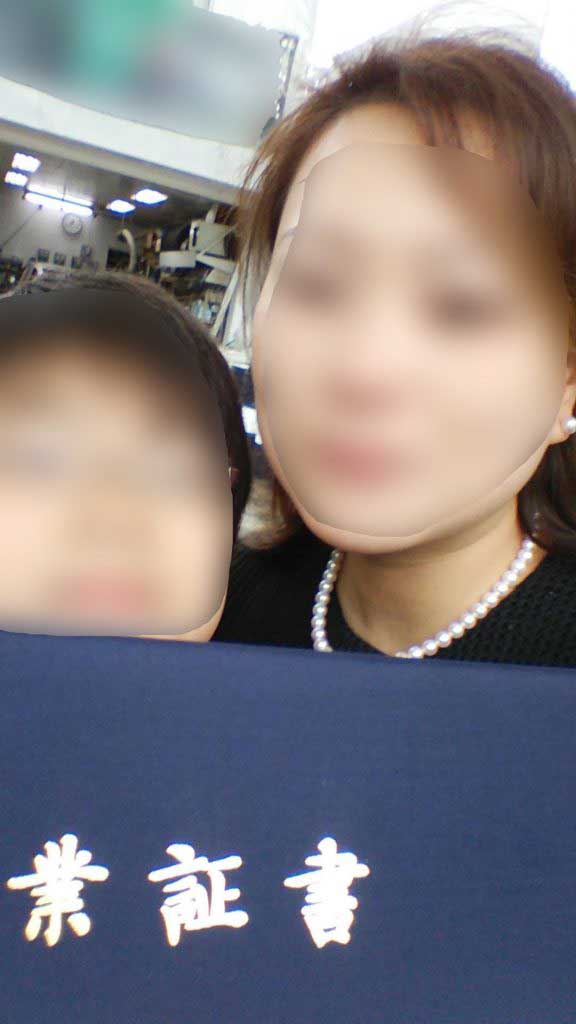 卒業証書と子どもと女性