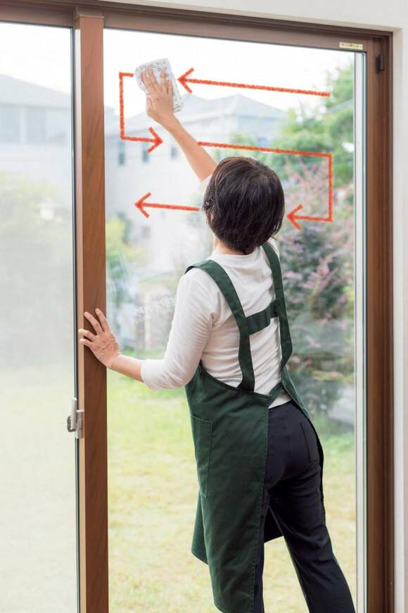 乾いた手ぬぐいで窓をみがく
