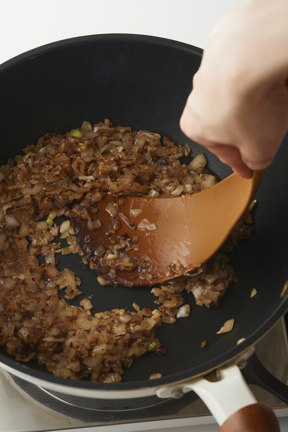 フライパンにニンニク、ショウガ、タマネギ