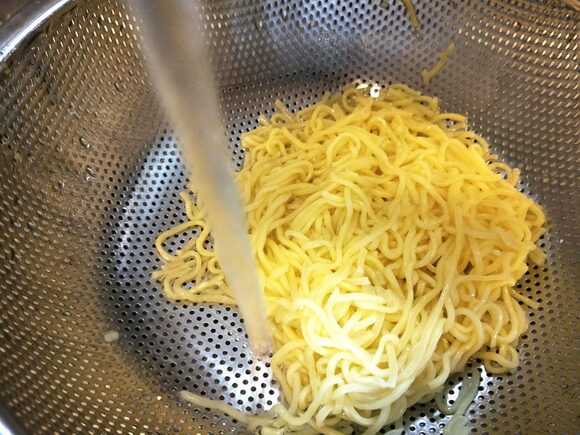 冷水でもむようにしてしめる