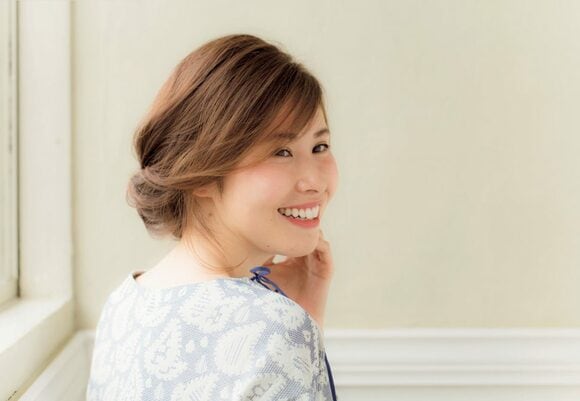 女性らしい華やかシニヨン