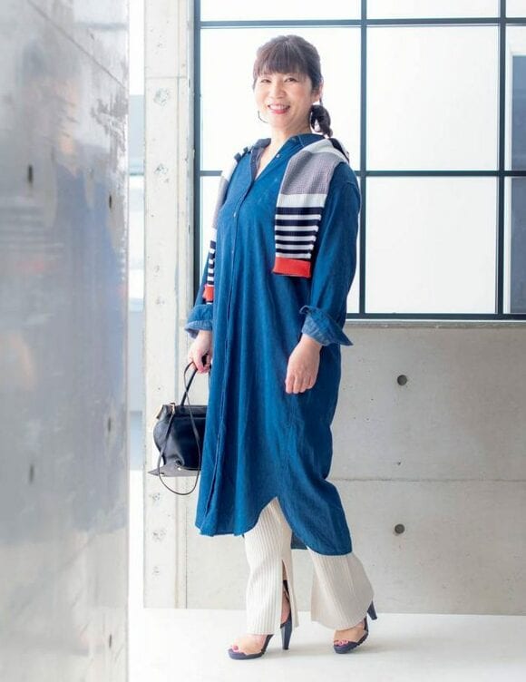 ボタンをはずして衿を抜きデコルテを見せる