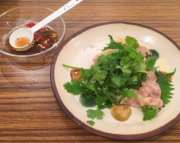 蒸し鶏のエスニック葉っぱ巻き