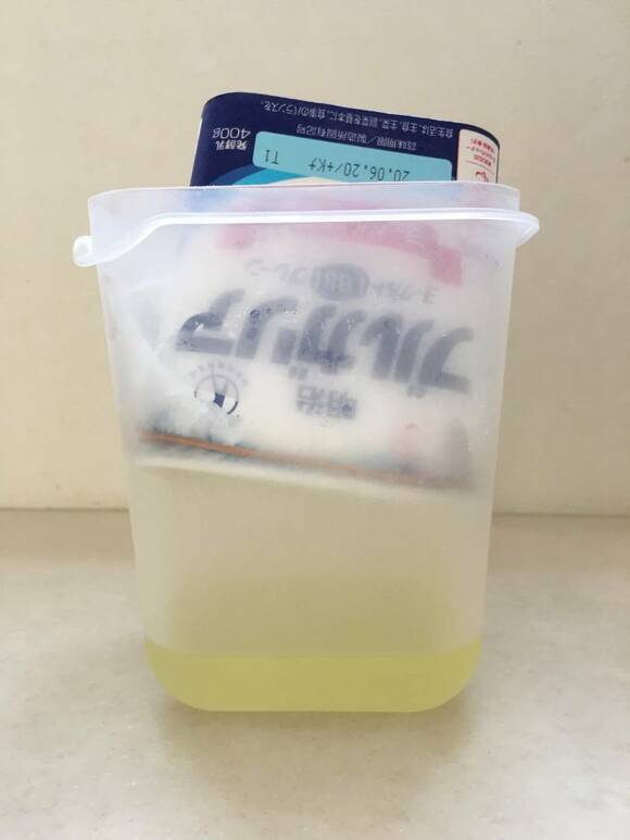 底にたまるヨーグルトの水