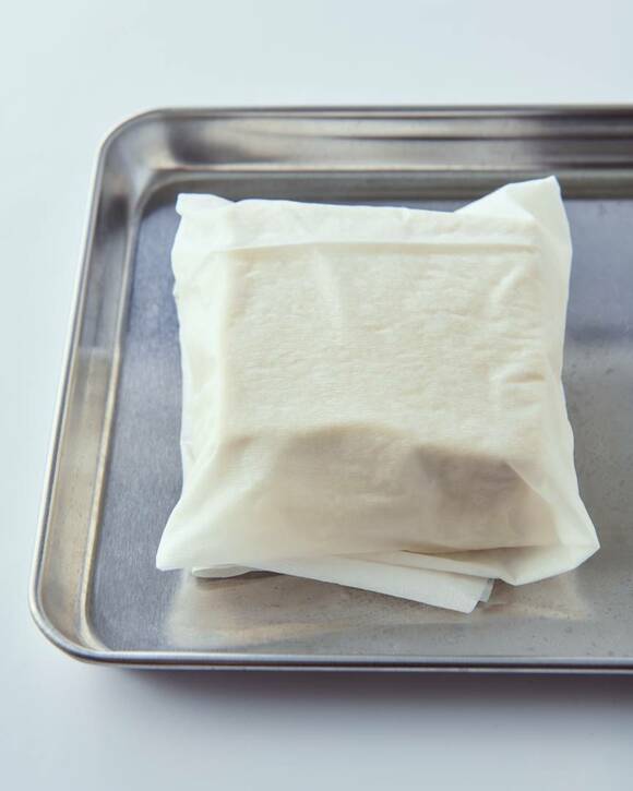 キッチンペーパーで包まれた豆腐