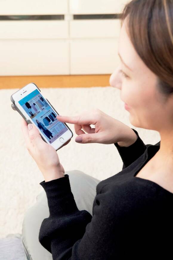 スマホ見てる女性